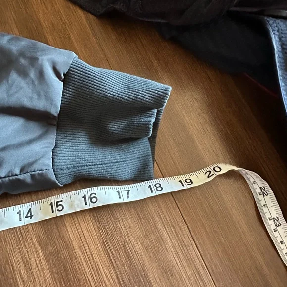 ALO Yoga Squad Jacket (Grey)
Bomber jacket
Fits like a medium - Picture 9 of 9